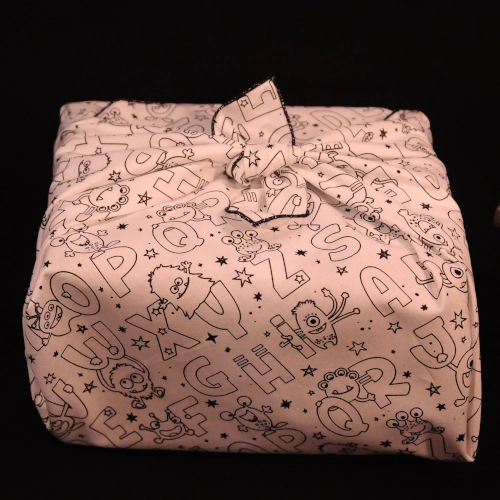 Emballage créatif : offrez votre cadeau dans un furoshiki à colorier. L'enfant pourra laisser libre cours à son imagination en personnalisant ce tissu lavable